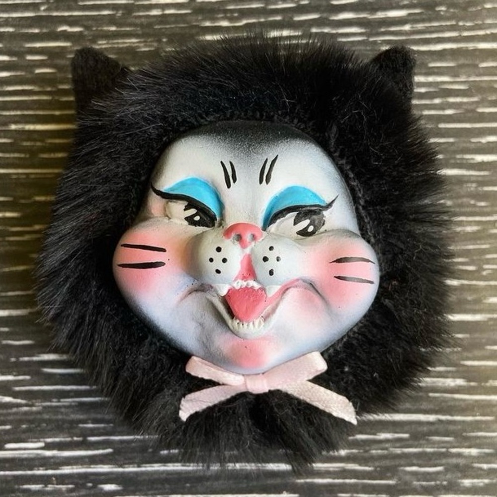 Handmade kitsch black kitty cat face brooch by Wild Gravity